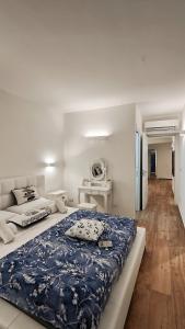 una camera da letto con un letto grande con una coperta blu di Luxury House a Cefalù