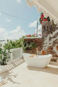 een wit bad op een balkon met planten bij The Pink Palm Hotel - Adults Only in Charlotte Amalie