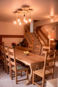 een eetkamer met een houten tafel en stoelen bij La Ferme du Veyre in Saint-Bonnet-en-Champsaur