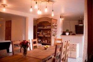 een eetkamer met een houten tafel en stoelen bij La Ferme du Veyre in Saint-Bonnet-en-Champsaur +39 foto's