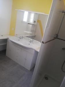 Gallery image of Love room la Cabalove in Quissac +10 photos