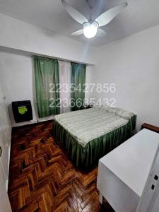 Giường trong phòng chung tại Departamento 2 Amb - PLAZA COLON