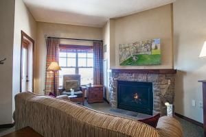 a living room with a couch and a fireplace at Soaring Eagle 414 in Snowshoe