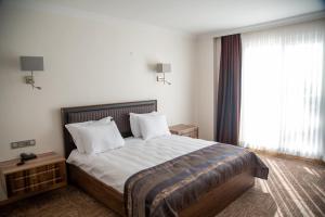 a hotel room with a bed and a window at The Life Nest Hotel in Saray