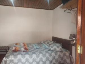 a bed with towels on top of it in a room at Morada do Sabiá - chalé 1 in Resende