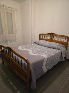 una camera con letto in legno e coperta di Logement entier a Montech Altre 2 foto