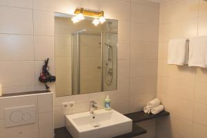 een badkamer met een wastafel, een douche en een spiegel bij Möslehof in Kauns +59 foto's