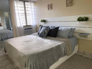 En eller flere senge i et værelse på Oceanfront Retreat in Playa Fortuna, Puerto Rico