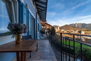 a balcony with a table and a view of the mountains at Residenza Bagni & Miramonti in Cavalese
