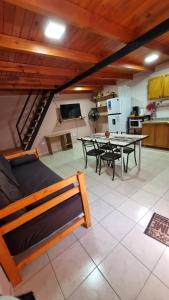 een woonkamer met een bank en een tafel bij El Pilo in Centenario