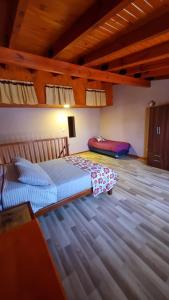 een slaapkamer met twee bedden in een kamer bij El Pilo in Centenario