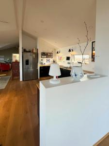 En eller flere senge i et værelse på Architect-Designed House With Private Beach + 25 billeder