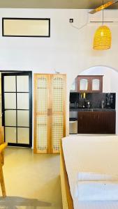 een slaapkamer met een bed en een keuken bij Mount Side Hiriketiya in Hiriketiya