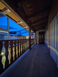 un balcone di un edificio con vista sull'oceano di Hotel Chalet d'Oulx a Oulx Altre 26 foto