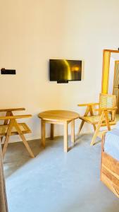 een kamer met picknicktafels en een flatscreen-tv bij Mount Side Hiriketiya in Hiriketiya +88 foto's
