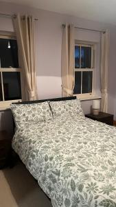 Postel nebo postele na pokoji v ubytování Kilohill House