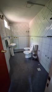 een badkamer met twee toiletten en een wastafel bij El Pilo in Centenario +10 foto's
