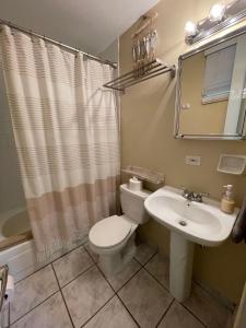 Et badeværelse på Oceanfront Retreat in Playa Fortuna, Puerto Rico