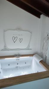 una vasca da bagno con due cuori sul muro di Villa Polercia a Cupello