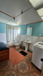 een badkamer met twee toiletten en een wastafel bij Cabaña el Coirón in Cochrane