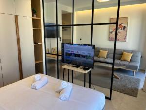 Giường trong phòng chung tại POST VIEW Center Luxury Apartments A2