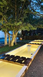 een rij picknicktafels naast een boom bij Mount Side Hiriketiya in Hiriketiya