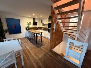 een keuken en een woonkamer met een wenteltrap bij Ti Eog Glas in Quimperlé
