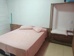 una piccola camera da letto con un letto e uno specchio di Pousada do Recanto Feliz a Torres Altre 36 foto