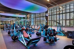 een fitnessruimte met diverse loopbanden en cardio-apparatuur bij Favor Park Hotel in Kiev