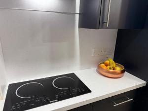 Eine Obstschale steht auf der Küchentheke. in der Unterkunft Glenrigh House - Loch View Flat for 2 in Onich + 17 Fotos