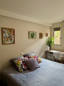 een slaapkamer met een bed met twee kussens erop bij Résidence Coté Village in Valbonne