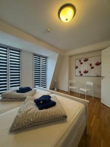 ein Schlafzimmer mit zwei Betten mit blauen Handtüchern darauf in der Unterkunft Trafford Sky Homes in Leipzig