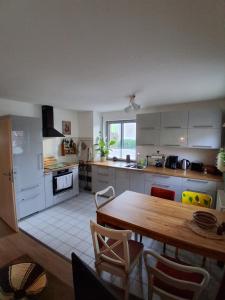 Kuchyň nebo kuchyňský kout v ubytování Ferienwohnung MiJo, mit Charme und Ostseenah