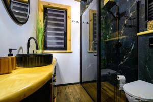 Et badeværelse på Łowisko Źródła Chatka Zimorodka + 73 billeder