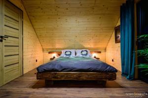 En eller flere senge i et værelse på Łowisko Źródła Chatka Zimorodka