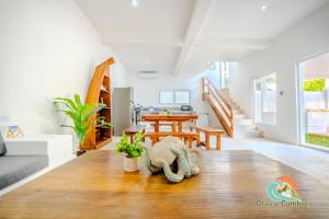 a living room with an elephant on the floor at Villa Moka 2 in Taxisco