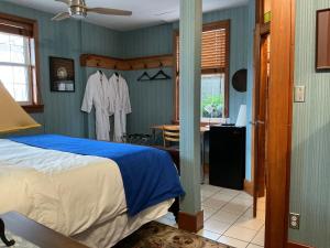 Giường trong phòng chung tại Blackbird Glen Bed and Breakfast, Glenmore, Kelowna, BC