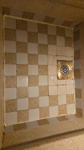 ein Badezimmer mit gefliester Wand und Lüftungsschlitzen in der Unterkunft Bed&bike in Hoorn