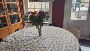 eine Vase voller Blumen auf einem Tisch in der Unterkunft Bed&bike in Hoorn