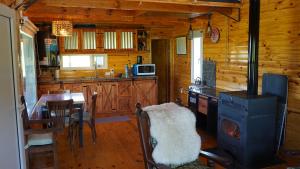 a kitchen and dining room of a log cabin at La Loica in El Maitén