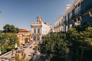 una vista di una strada cittadina con edifici di Torel Palace Lisbon a Lisbona