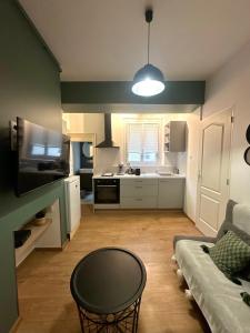 una cucina con un divano e un tavolo in una stanza di Le Patio Spa a Chartres Altre 16 foto