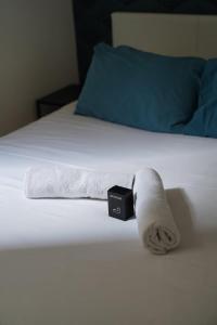 un rotolo di carta assorbente su un letto di Le Patio Spa a Chartres