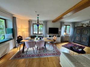 ein Wohnzimmer mit einem Tisch und Stühlen in der Unterkunft Haus Belli in Bad Aussee