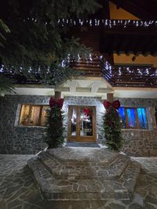 ein Haus mit Weihnachtsschleifen an der Vorderseite in der Unterkunft Casa Yna in Buşteni
