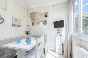 Et tv og/eller underholdning på SWIMING-POOL house in dowtown, beach, WIFI