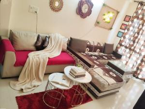 MohaliExclusive Floor on Manali Expressway for Family的带沙发和粉红色沙发的客厅