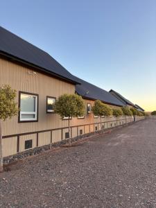 eine Häuserreihe mit Bäumen an der Seite in der Unterkunft Gota de Piedra in San Francisco Solano