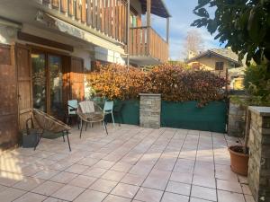 un patio con sedie e un tavolo di fronte a un edificio di Appartamento Catalina a Saint-Pierre