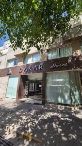budynek z szyldem na froncie w obiekcie DAKAR HOTEL w mieście Mendoza